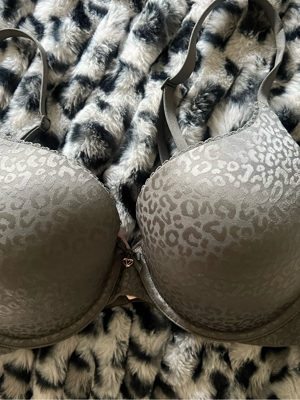 Like new womens 36D Victoria’s Secret Bra